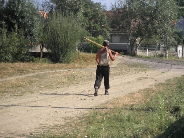 Een man keert terug van het werk