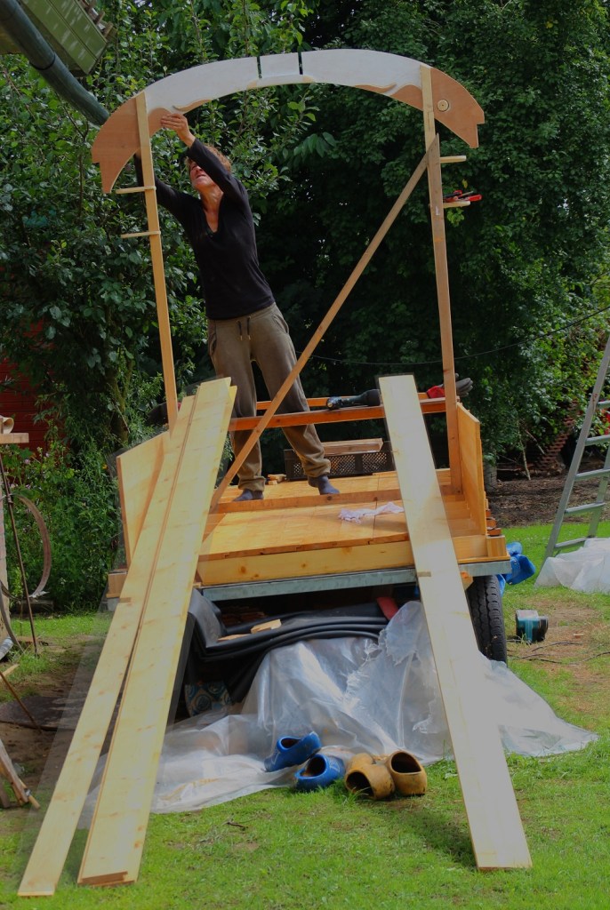 Woonwagen dakboog monteren